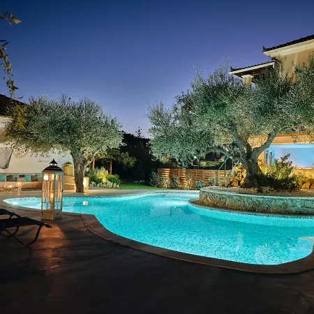 Castelletto Heated Pool Jacuzzi וילה